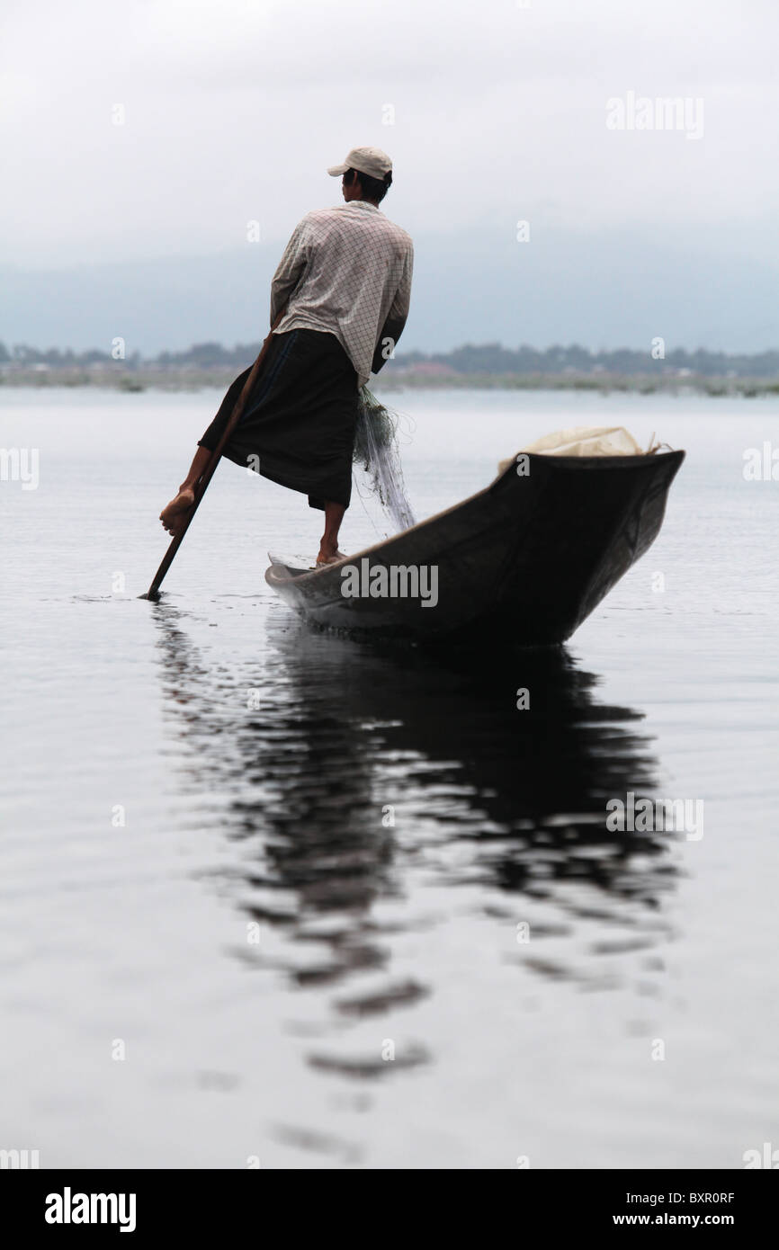 Intha Bein Rudern Fischer mit am Inle-See im Shan Staat Nord-Ost, Myanmar (Burma). Stockfoto