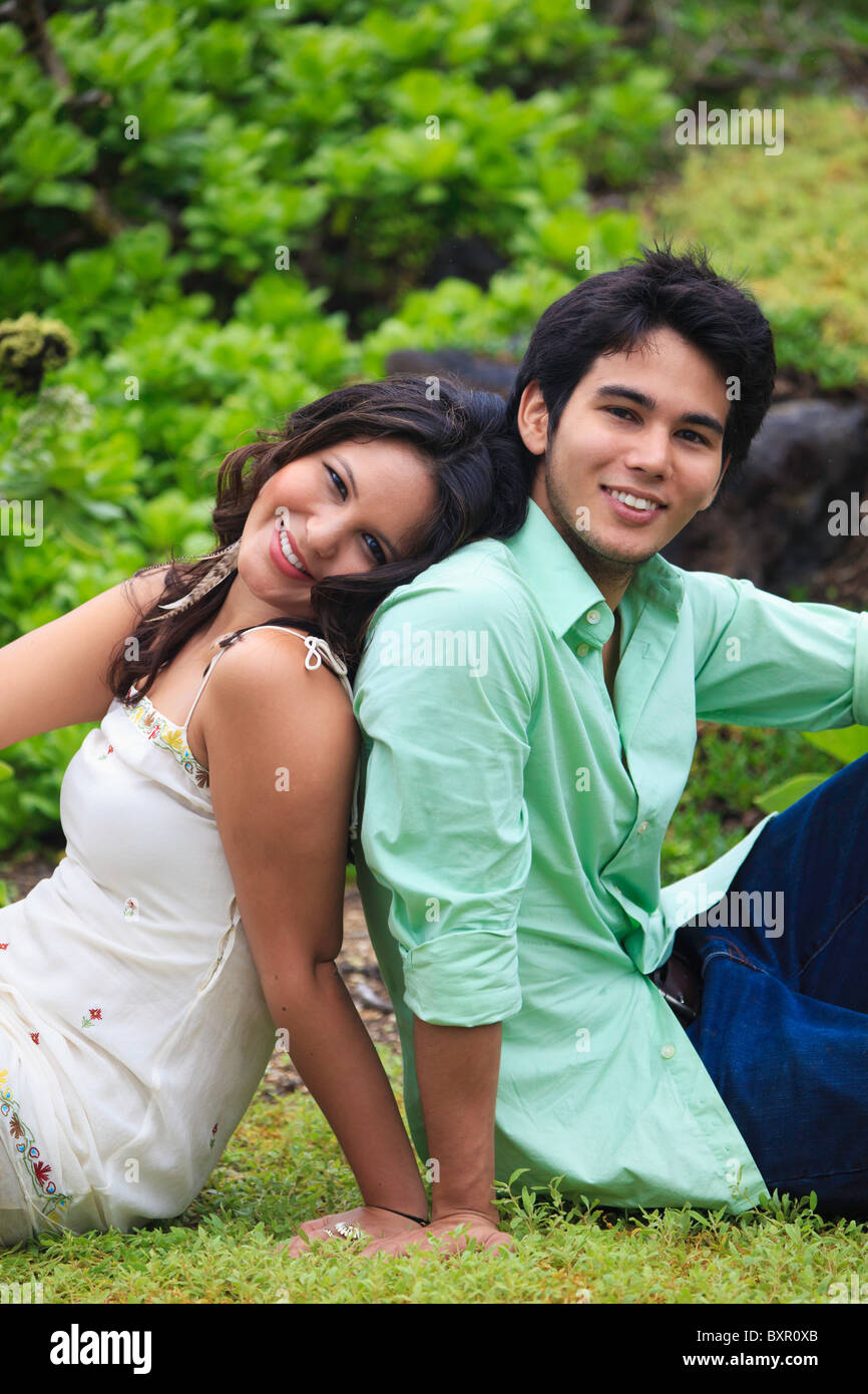 Eurasische Geschwister Faulenzen in einem Feld in hawaii Stockfoto