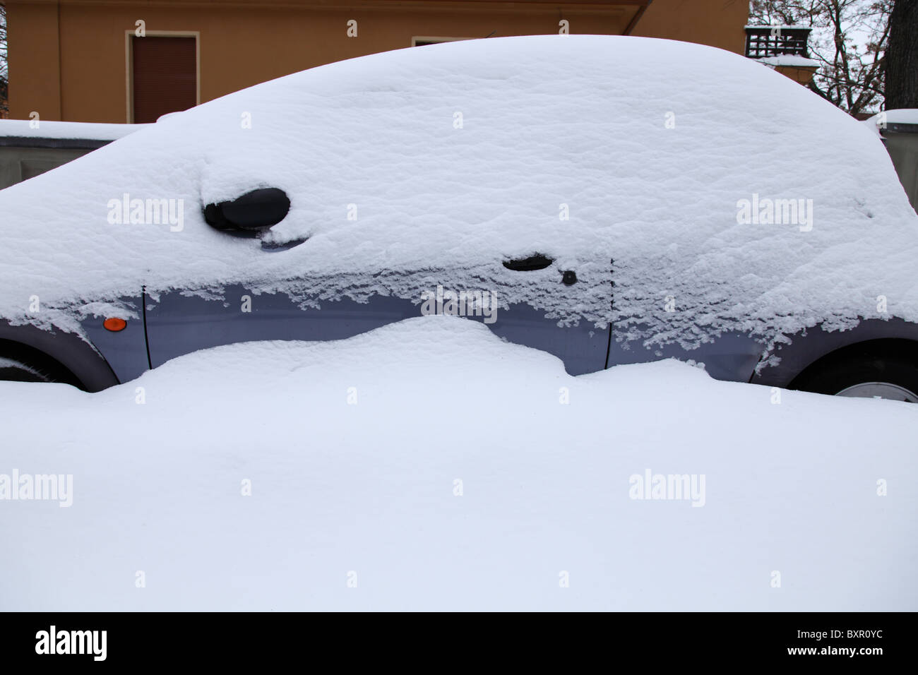 geparkten Auto (Ford Ka) Ertrinken im Schnee im Winter 2010 Stockfoto