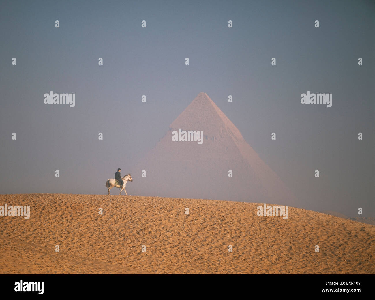 Frau auf Pferd mit großen Pyramide des Chephren hinter Stockfoto