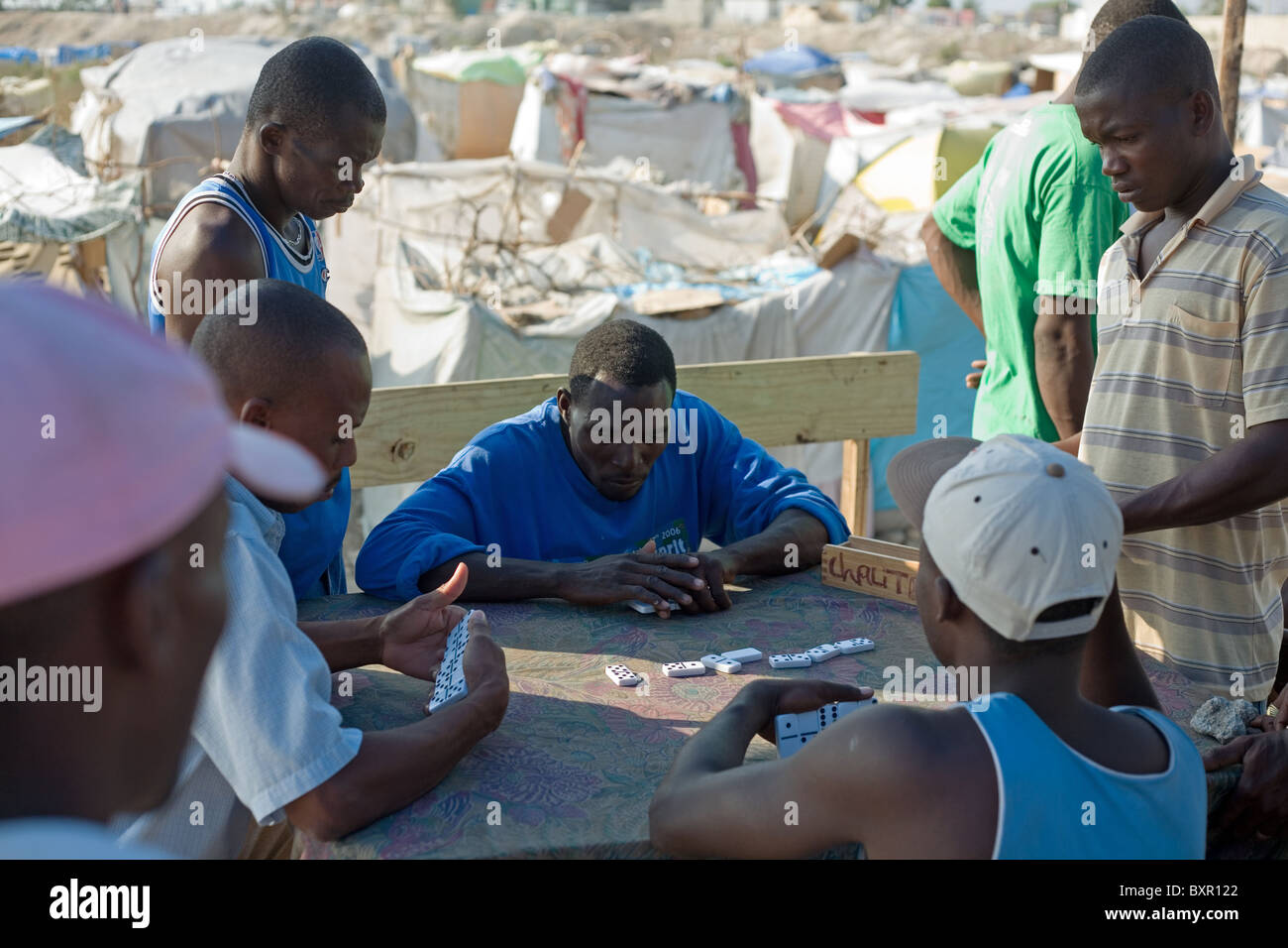 Erdbeben-Überlebenden spielen Domino in einem temporären Lager auf einer Deponie in Marassa, in der Nähe von Flughafen von Port-au-Prince. Stockfoto