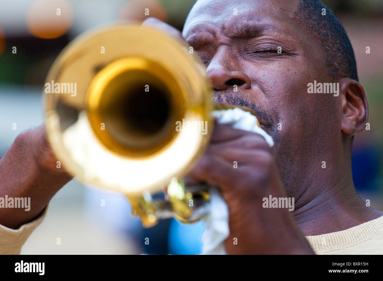 Straßenmusiker spielen einer Trompete in Washington, D.C. Stockfoto