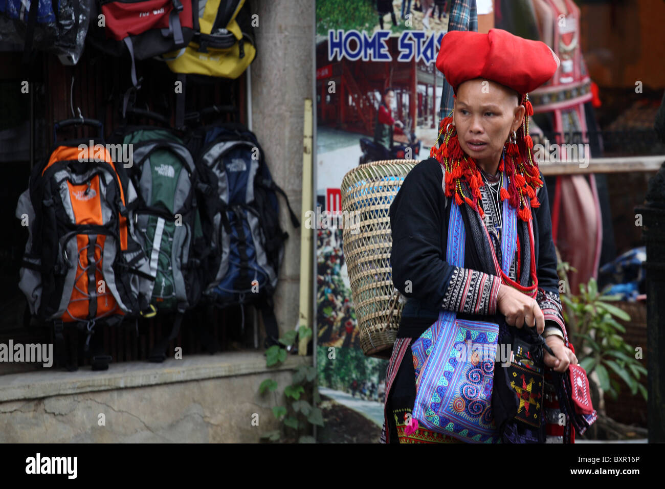 Red Dao Ethnische Minderheit / Hügel Stamm Dame zu Fuß die Straßen in Sapa, Nordvietnam Stockfoto