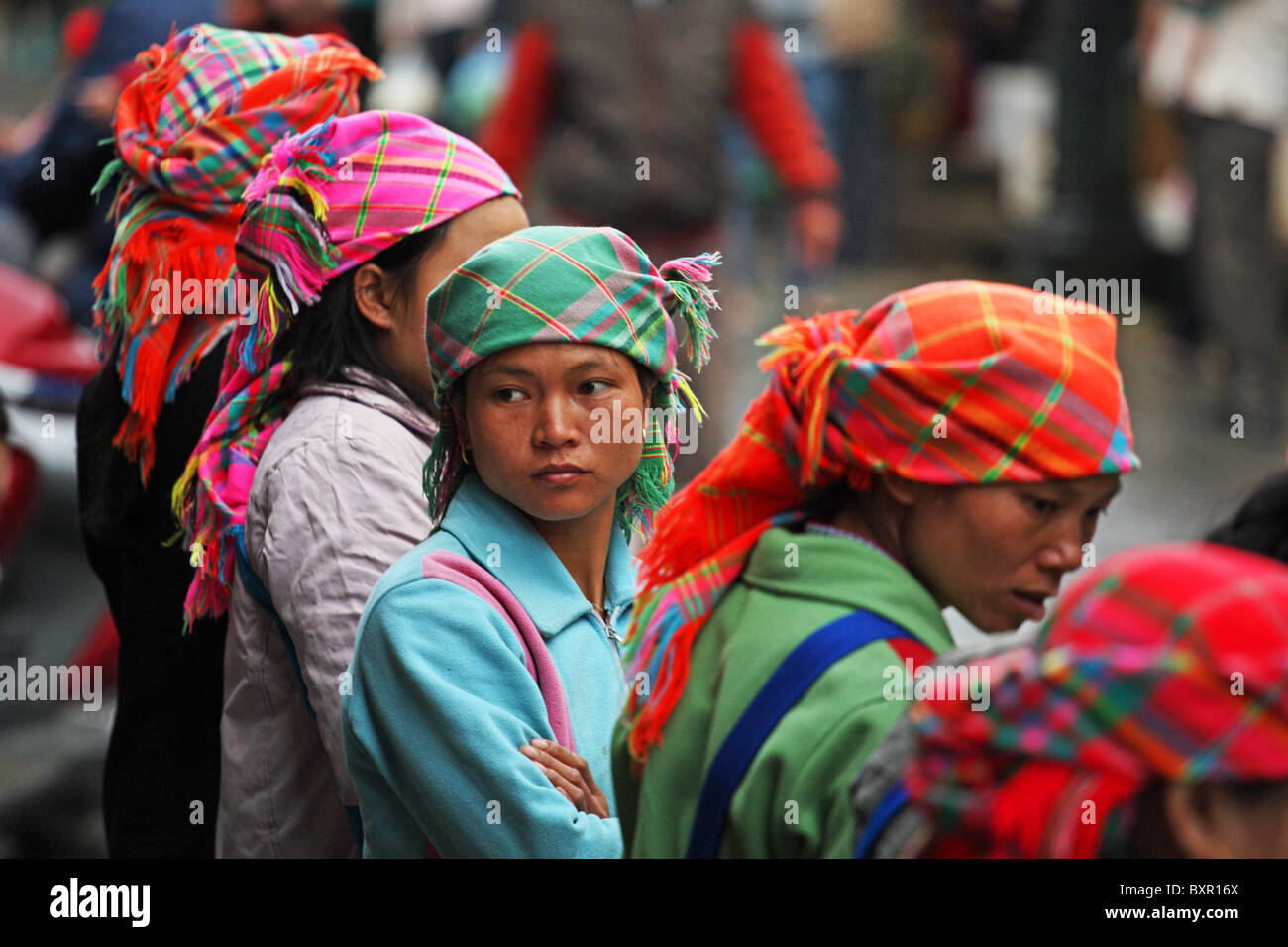 Blume Hmong ethnische Minderheit / Hügel Stamm Weibchen verkaufen ihre Waren am Straßenrand in Sapa, Nordvietnam Stockfoto
