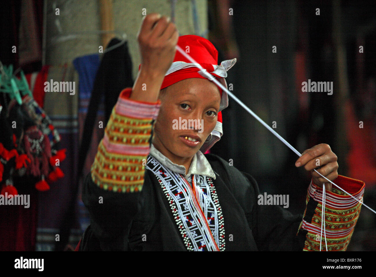 Red Dao Hill Stamm / ethnische Minderheit weiblich auf dem Markt in Sapa, Nordvietnam Stockfoto
