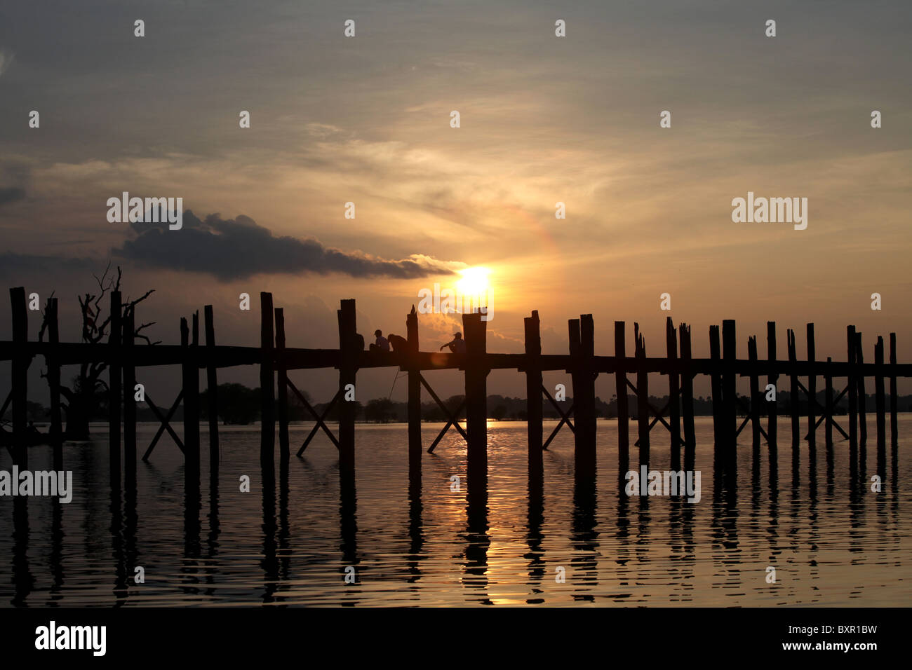 Sonnenuntergang über der Teak U Bein Brücke, die Taugthaman See in Amarapura in der Nähe von Mandalay in Myanmar (Burma) erstreckt sich über Stockfoto