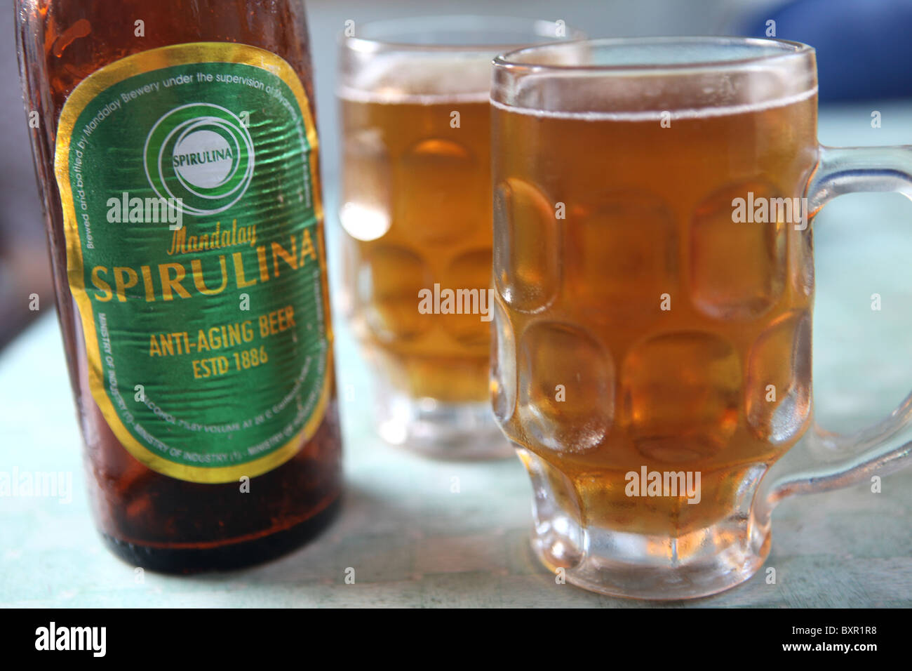 Mandalay Spirulina Anti Ageing Bier, ganz Myanmar oder Burma verkauft, die Spirulina enthält einen gesundheitsfördernden Alge. Stockfoto
