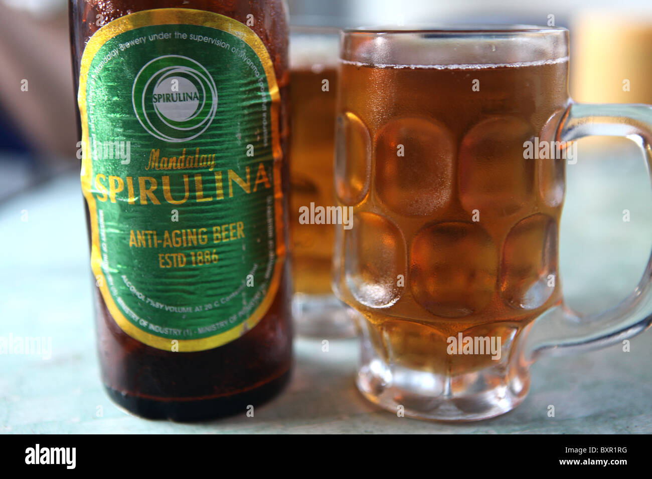 Mandalay Spirulina Anti Ageing Bier, ganz Myanmar oder Burma verkauft, die Spirulina enthält einen gesundheitsfördernden Alge. Stockfoto