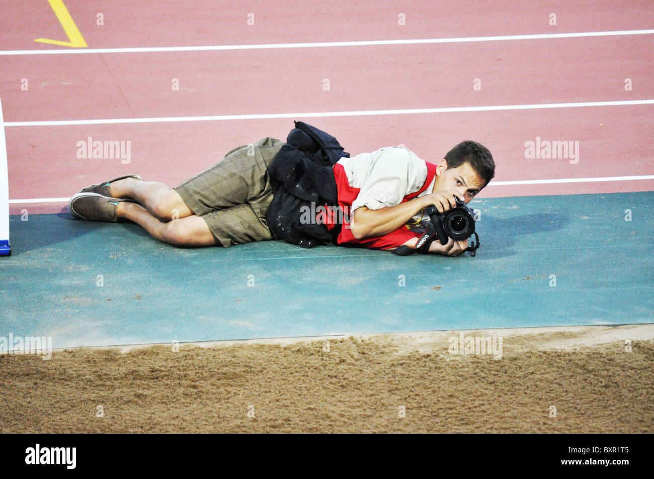 Sport-Fotograf ist Laing unten auf der Laufstrecke Stockfoto
