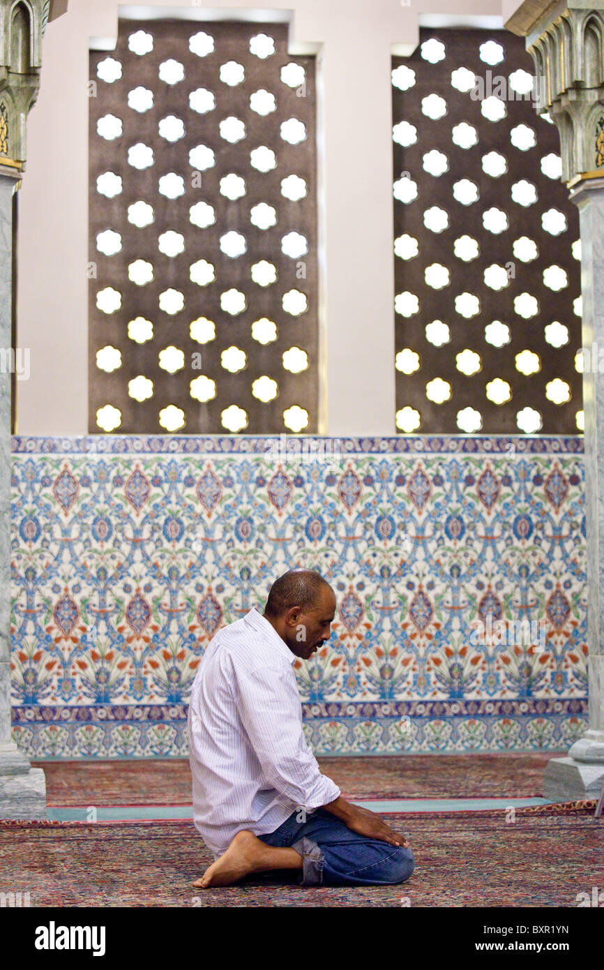 Beten im Inneren der Washington islamisches Zentrum Moschee, Washington DC Stockfoto
