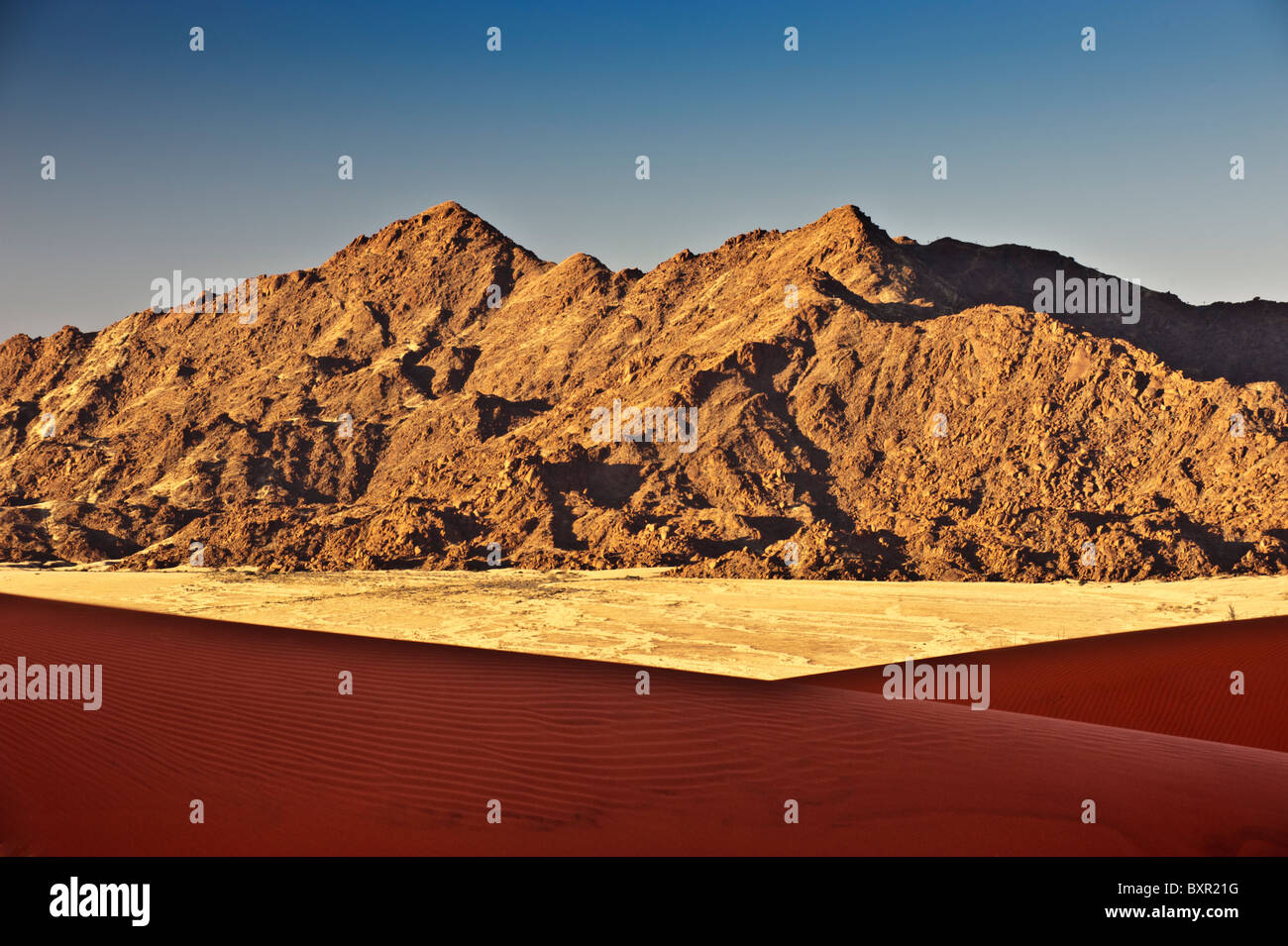 Naukluftberge (naukluftberge) durch Sanddünen im Schatten in der Nähe von Sossusvlei in Namibia gerahmt Stockfoto