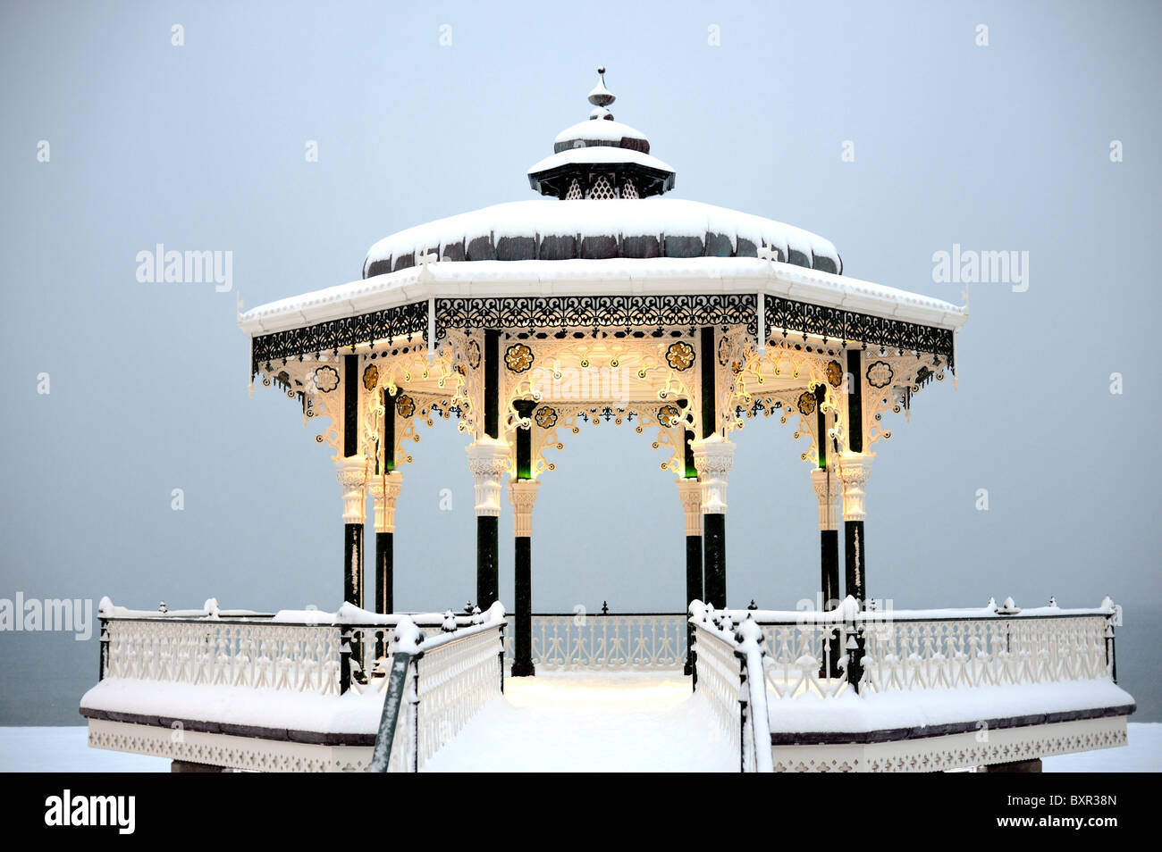 Ein viktorianische Musikpavillon mit Schnee bedeckt Stockfoto