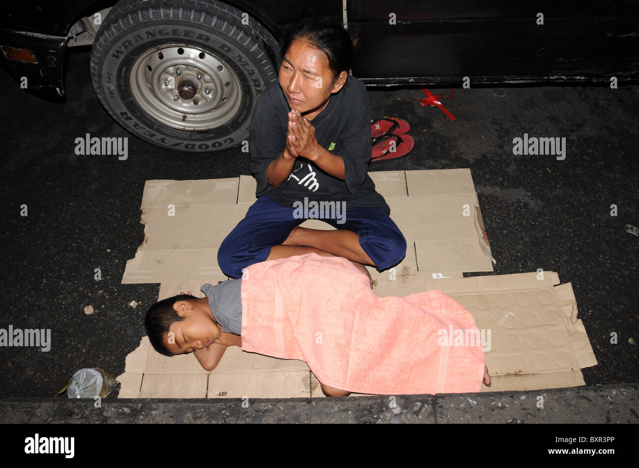 Armen Bettler Frau mit Baby auf der Suche nach Geld Stockfoto