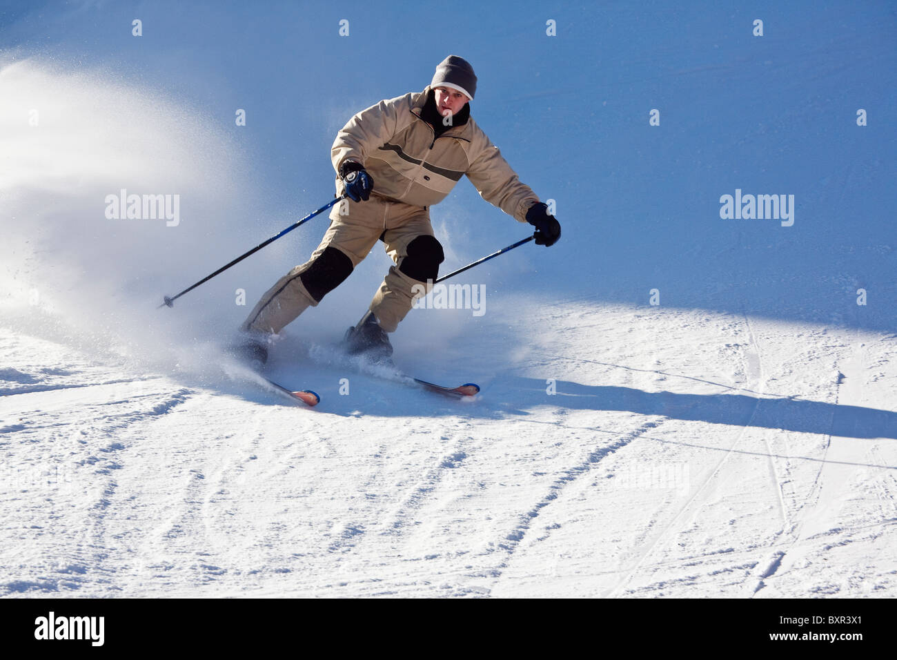Mann Skifahrer schnell Skifahren auf Schnee Skipisten. Österreich Europa. Stockfoto