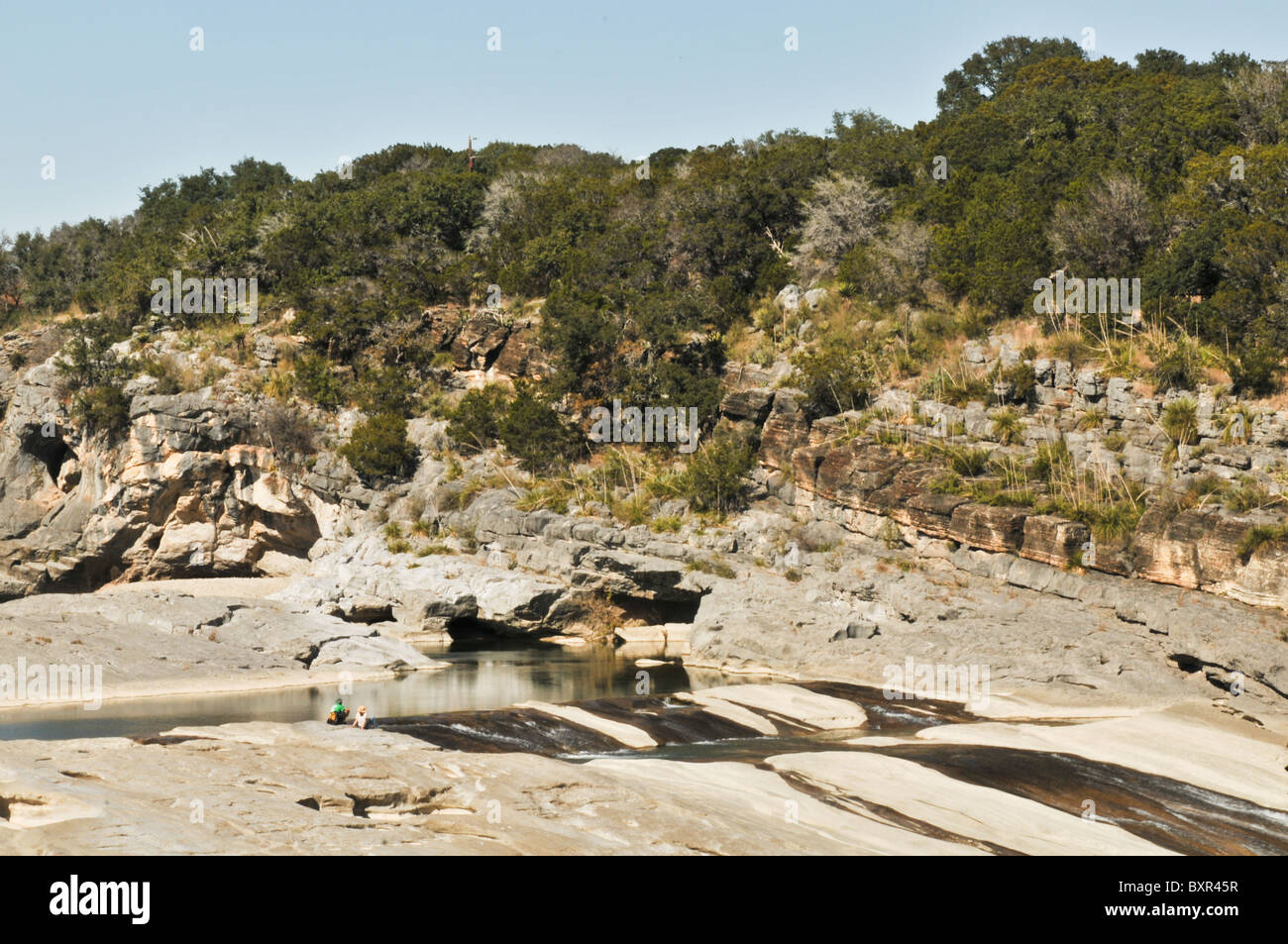 Besucher genießen fällt in paläozoischen Gesteinen ausgesetzt in Pedernales Falls State Park, Johnson City, Texas Stockfoto