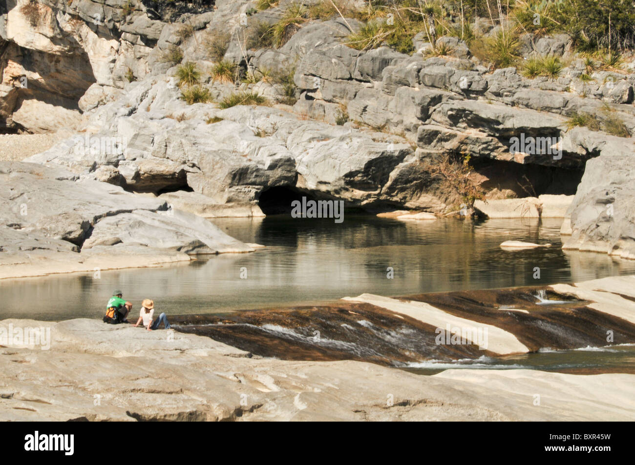 Besucher genießen fällt in paläozoischen Gesteinen ausgesetzt in Pedernales Falls State Park, Johnson City, Texas Stockfoto