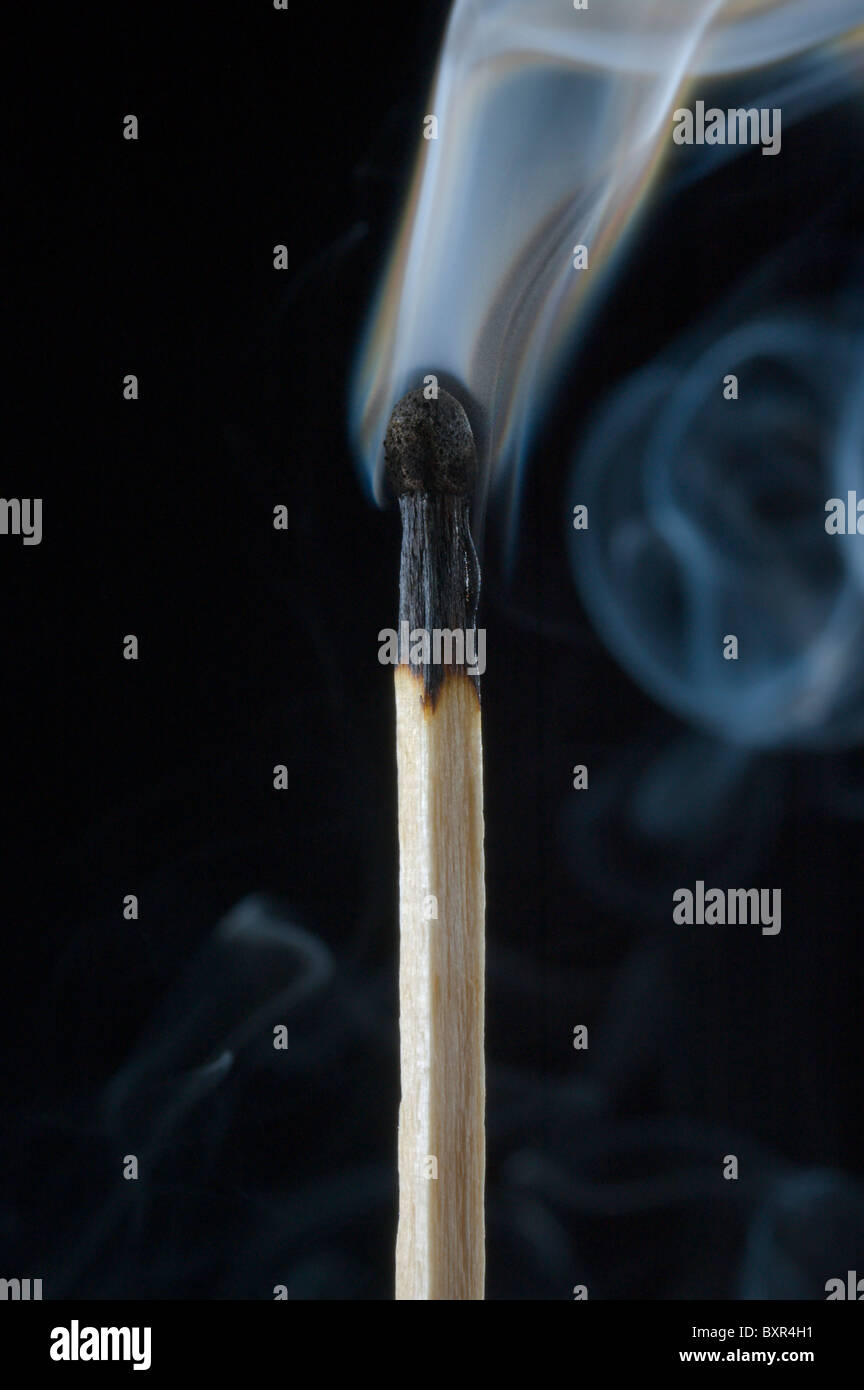 Rauch steigt aus einem Put-Out Sicherheit Match. Stockfoto