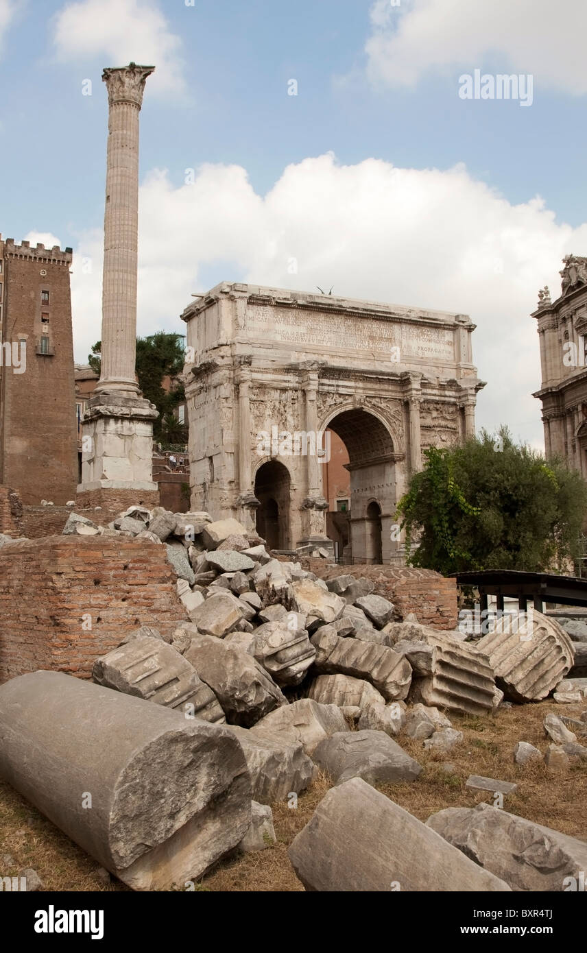 Der Bogen des Septimius Severus und Spalte des BAZL auf dem Forum Romanum (Forum Romanum) (Foro Romano) im antiken Rom, Italien Stockfoto