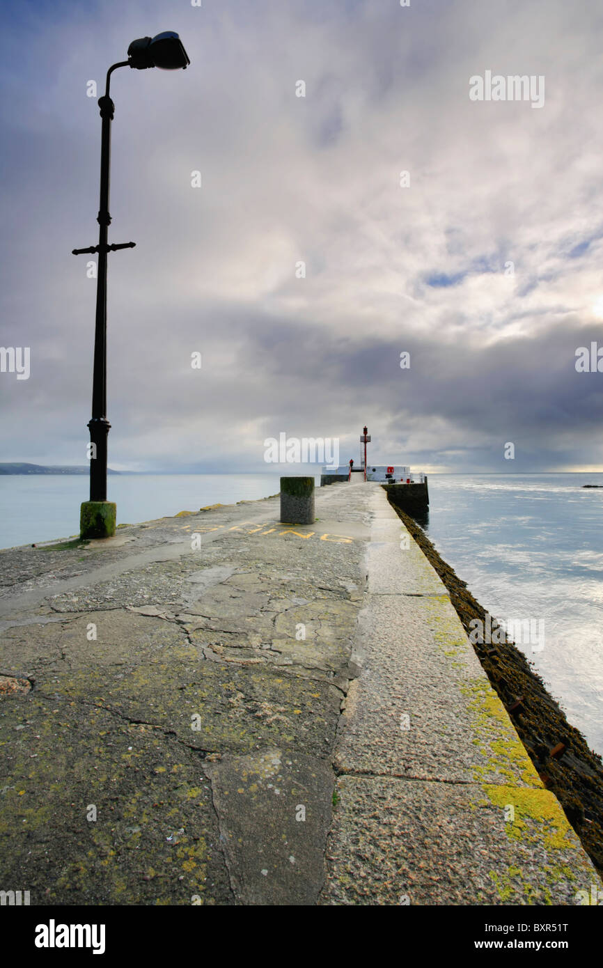 Die Pier in Looe in South East Cornwall Stockfoto