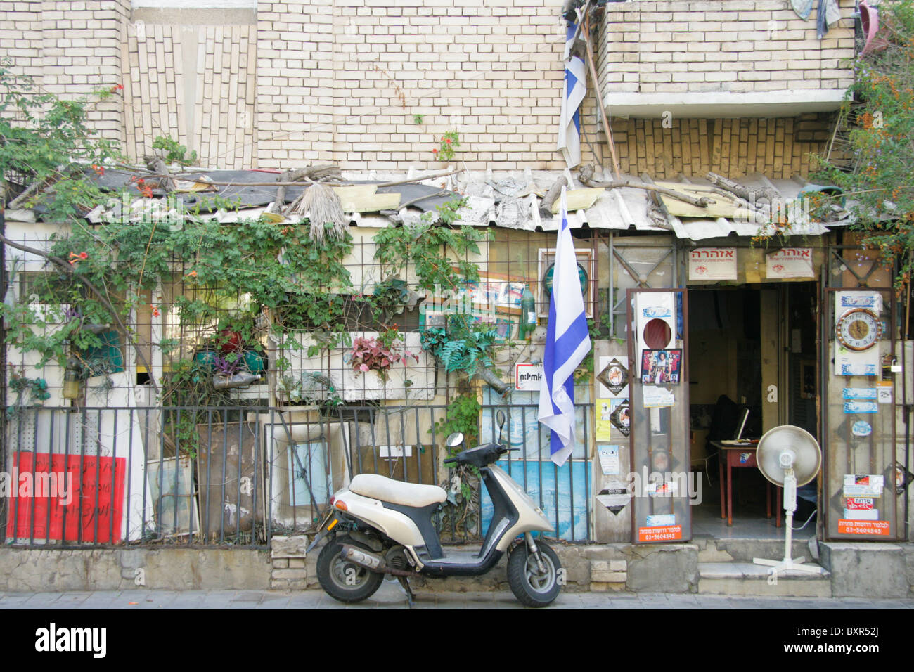 Roller vor Eigentum am Rothschild Boulevard Tel Aviv geparkt Stockfoto