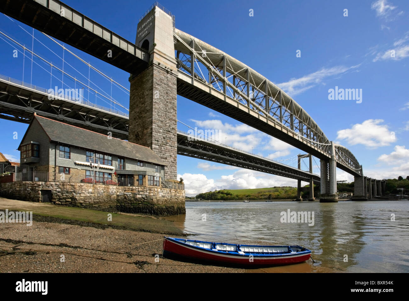 Die Straßen- und Eisenbahnbrücken über den Fluss Tamar bei Saltash Stockfoto