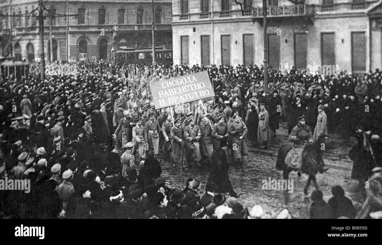 PETROGRAD Februar 1917.  Meuternden russische Soldaten, die einen Banner fordern Freiheit, Gleichheit, Brüderlichkeit Stockfoto