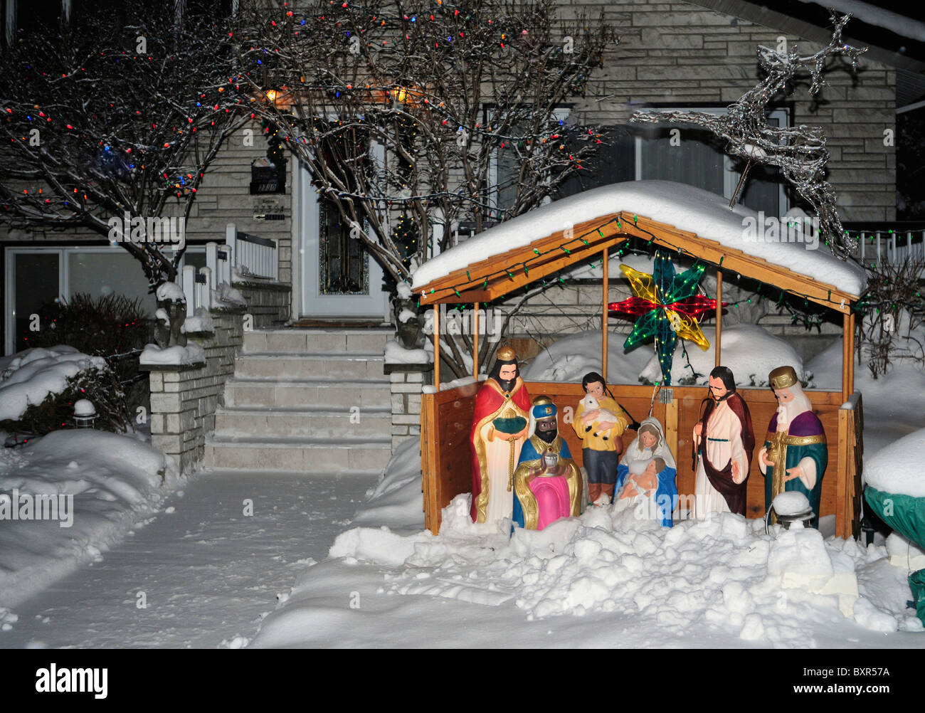 Eine Weihnachtskrippe vor einem Wohnhaus in der Mitte eines kanadischen Winter aufgestellt. Es ist mit Schnee bedeckt. Stockfoto
