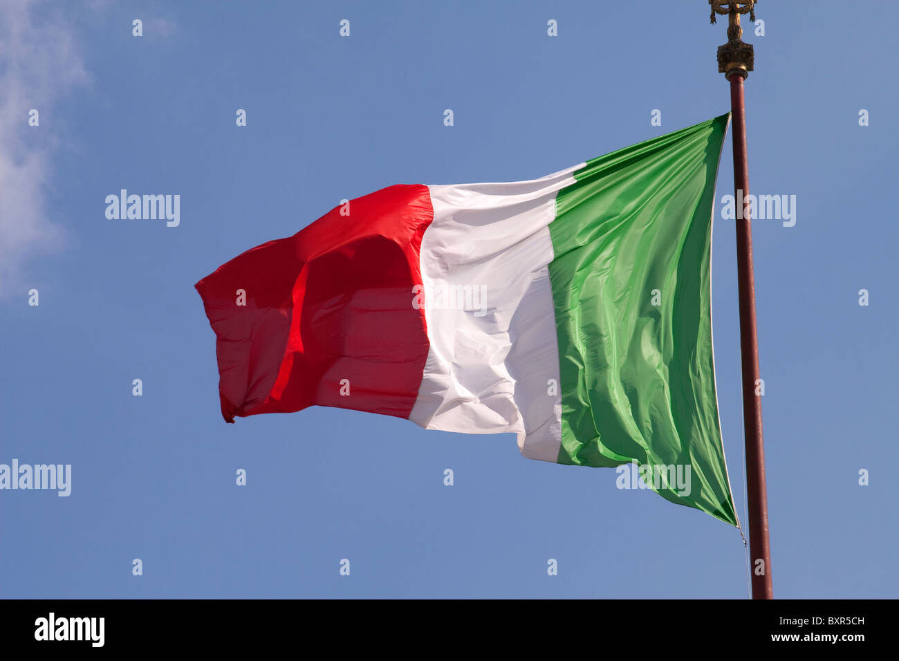 Die italienische Flagge vor einem blauen Himmel, Rom Stockfoto