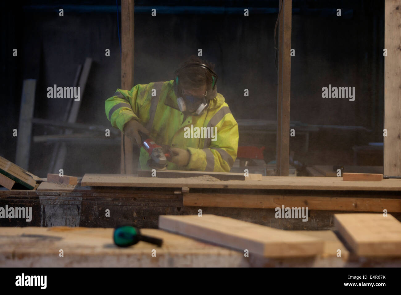 Ein Mann in einem High-Vis-Jacke arbeiten bei der Woodstore in Brighton, East Sussex, UK. Stockfoto
