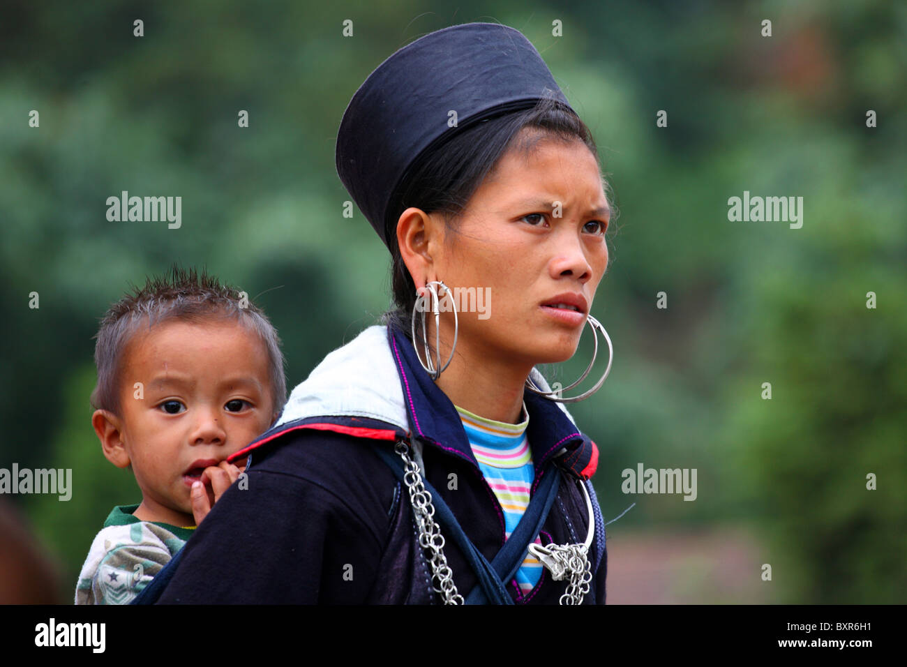 Black Hmong Hill Stamm / ethnische Minderheit weiblich mit Kind in Sapa, Nordvietnam Stockfoto