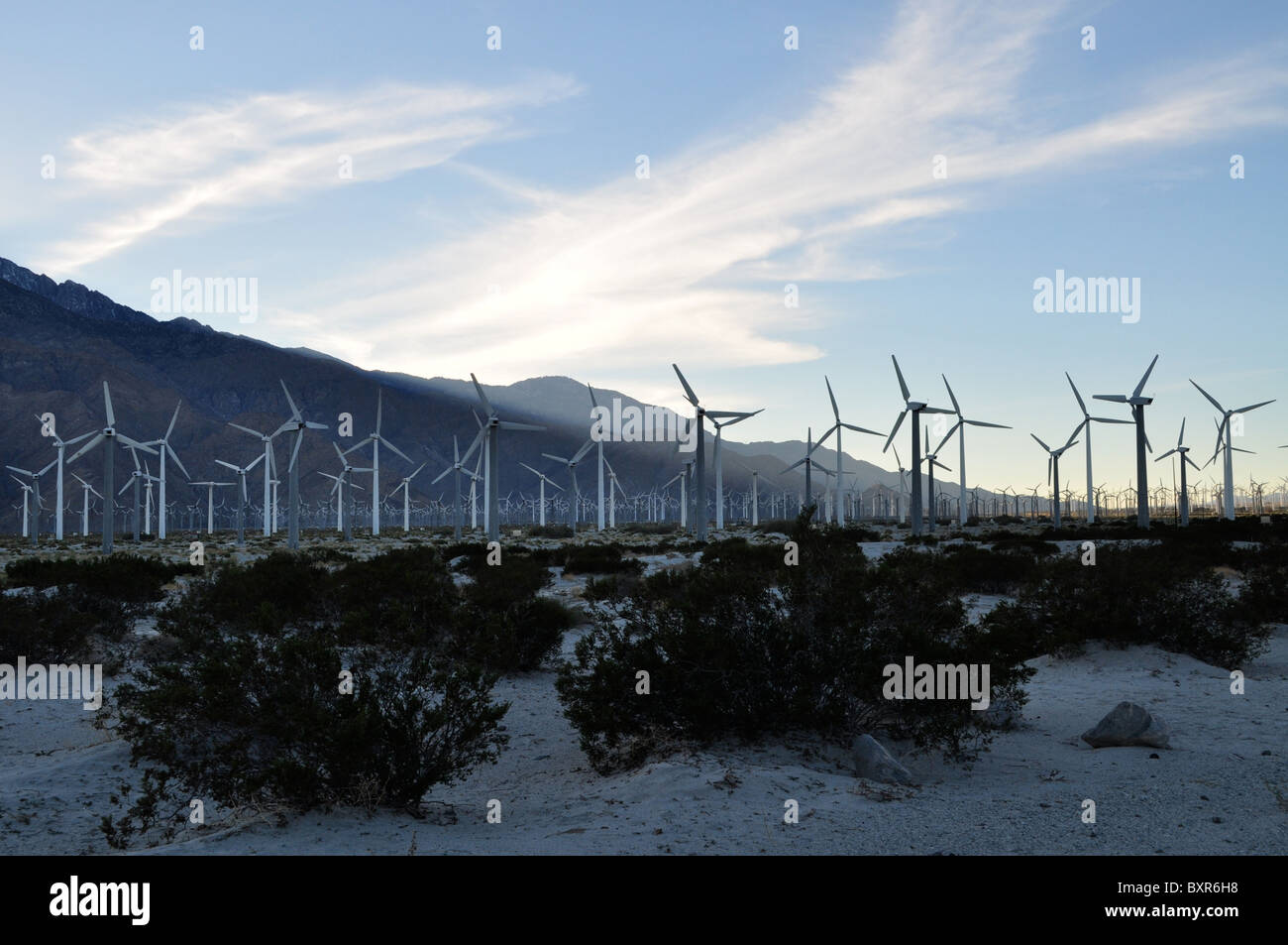 Wüste, Berge und Windpark verwenden die natürlichen Windkanal in diesem Tal. Palm Springs. Amtrak-Bahnhof und Busbahnhof von Greyhound Stockfoto