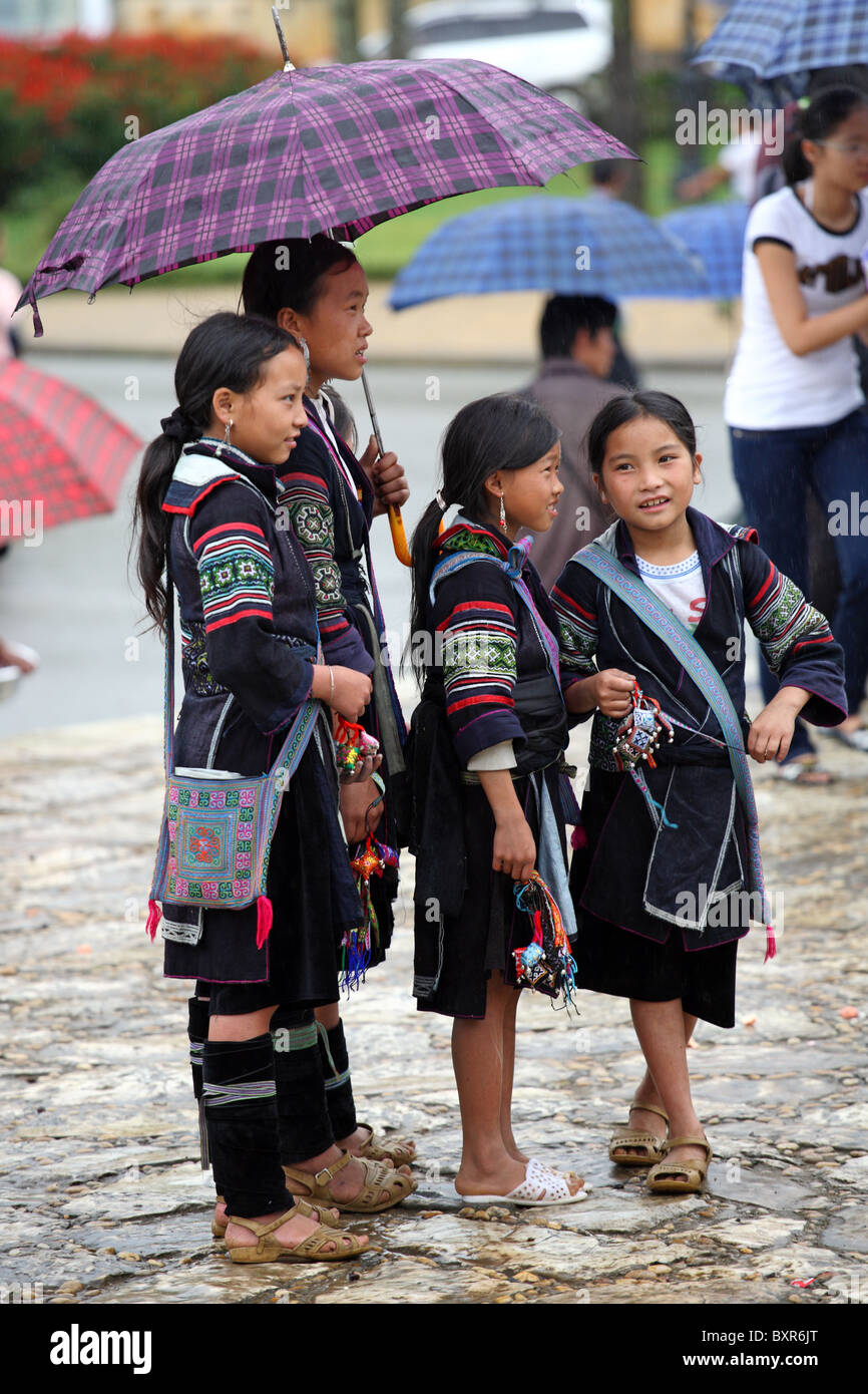 Schwarze Hmong ethnische Minderheit / Hügel Stamm Kinder in Sapa, Nordvietnam Stockfoto