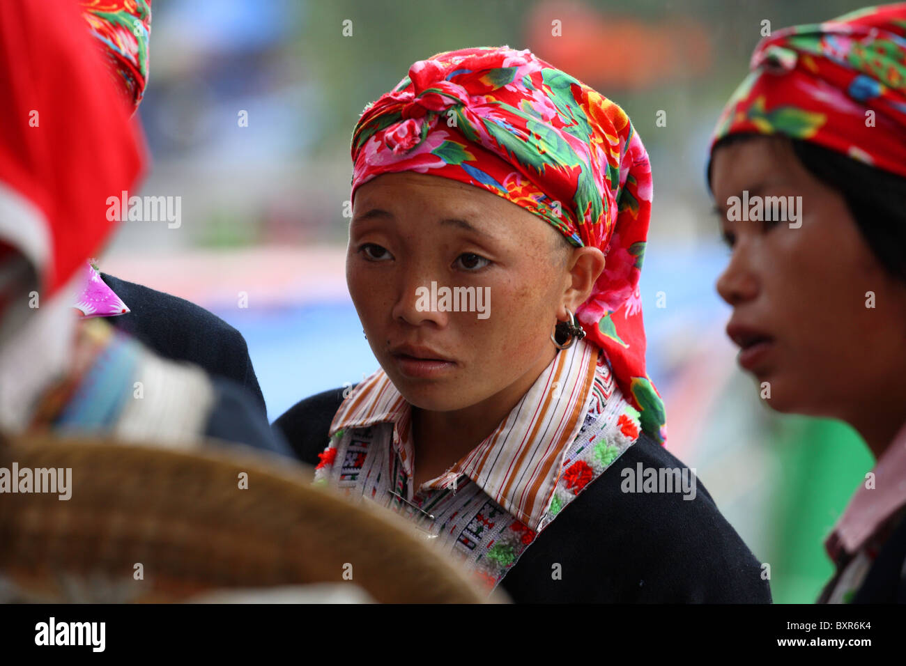 Red Dao Stammesfrauen chatten in Sapa, Nordvietnam Stockfoto