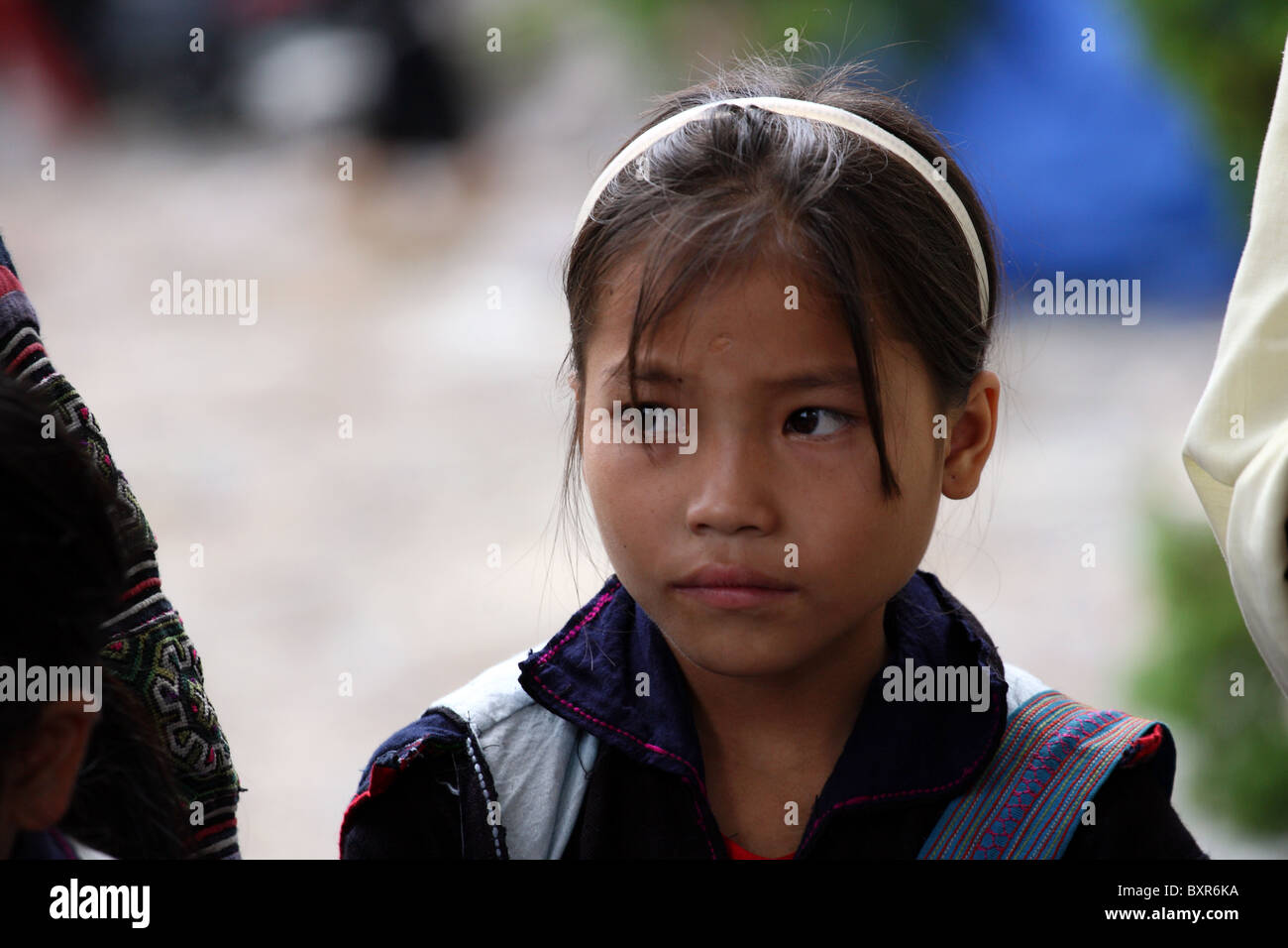 Junge schwarze Hmong Hügel Stamm / ethnische Minderheit weiblich in Sapa, Nordvietnam Stockfoto