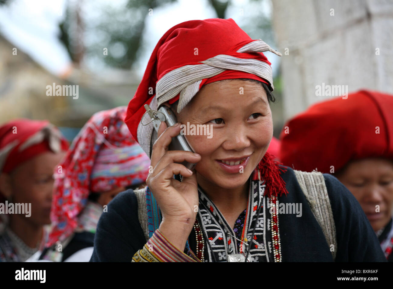 Frau aus der ethnischen Minderheit der Roten Dao, die auf dem Handy spricht, Sapa, Vietnam Stockfoto
