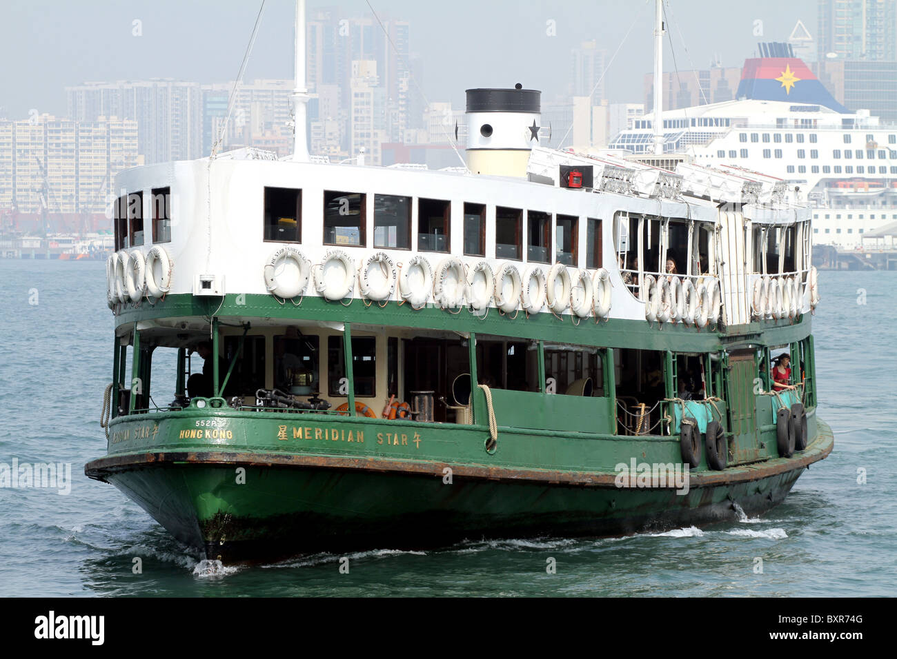 Die Star Ferry überquert den Hafen zwischen Kowloon und Central in Hong Kong, China Stockfoto