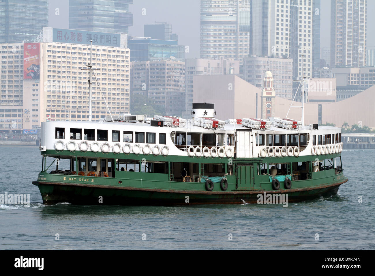 Die Star Ferry überquert den Hafen zwischen Kowloon und Central in Hong Kong, China Stockfoto