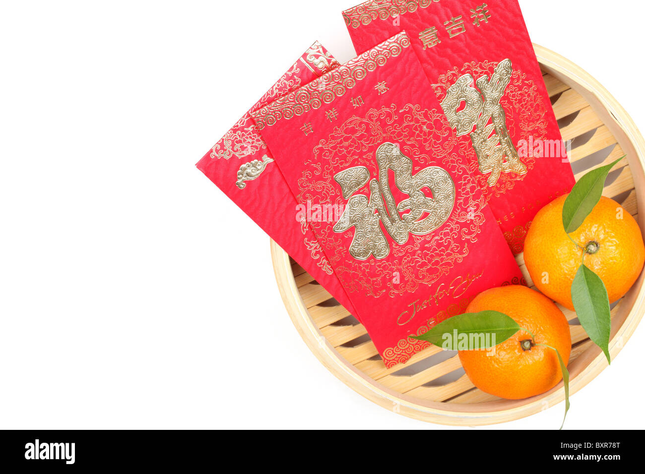 Mandarin-Orangen und roten Päckchen in Bambus essen steamer.character auf Paket symbolisiert Glück. Stockfoto