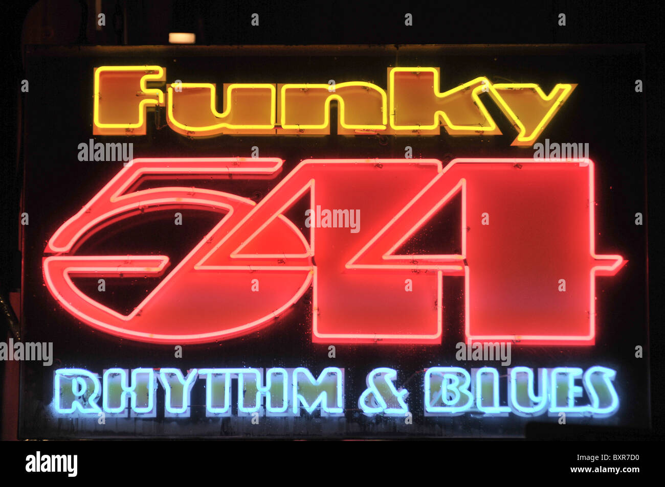 Funky 544 Rhythmus & Blues Leuchtreklame auf Bourbon Street, French Quarter, New Orleans, Louisiana Stockfoto