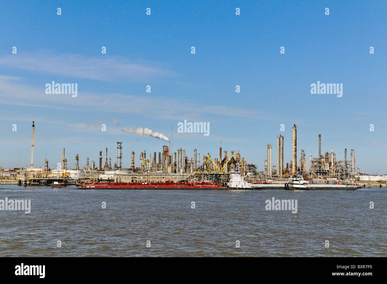 Lastkähne entladen an Chevron Ölraffinerie (größte Raffinerie in uns), Mississippi River, New Orleans, Louisiana Stockfoto
