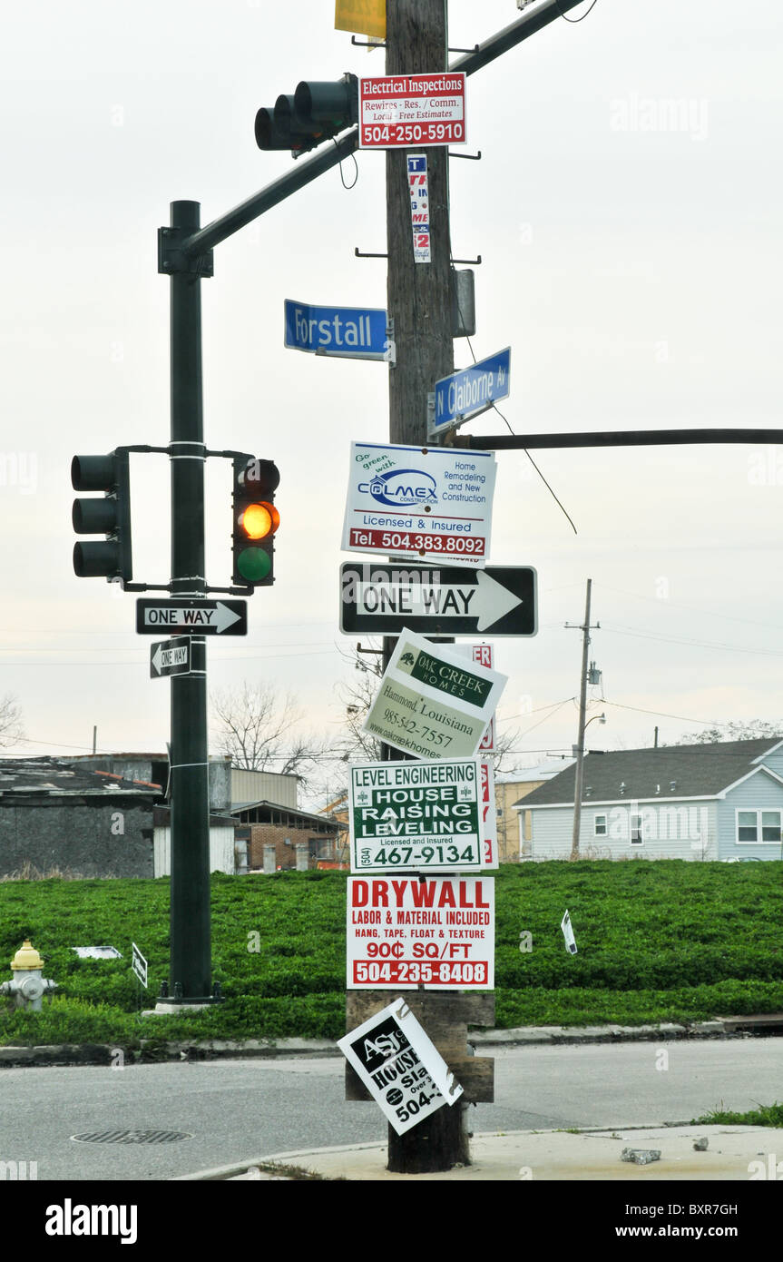 Straßenecke Zeichen bietet Bauleistungen im unteren 9th Ward nach dem Hurrikan Katrina zu überfluten, New Orleans, Louisiana Stockfoto