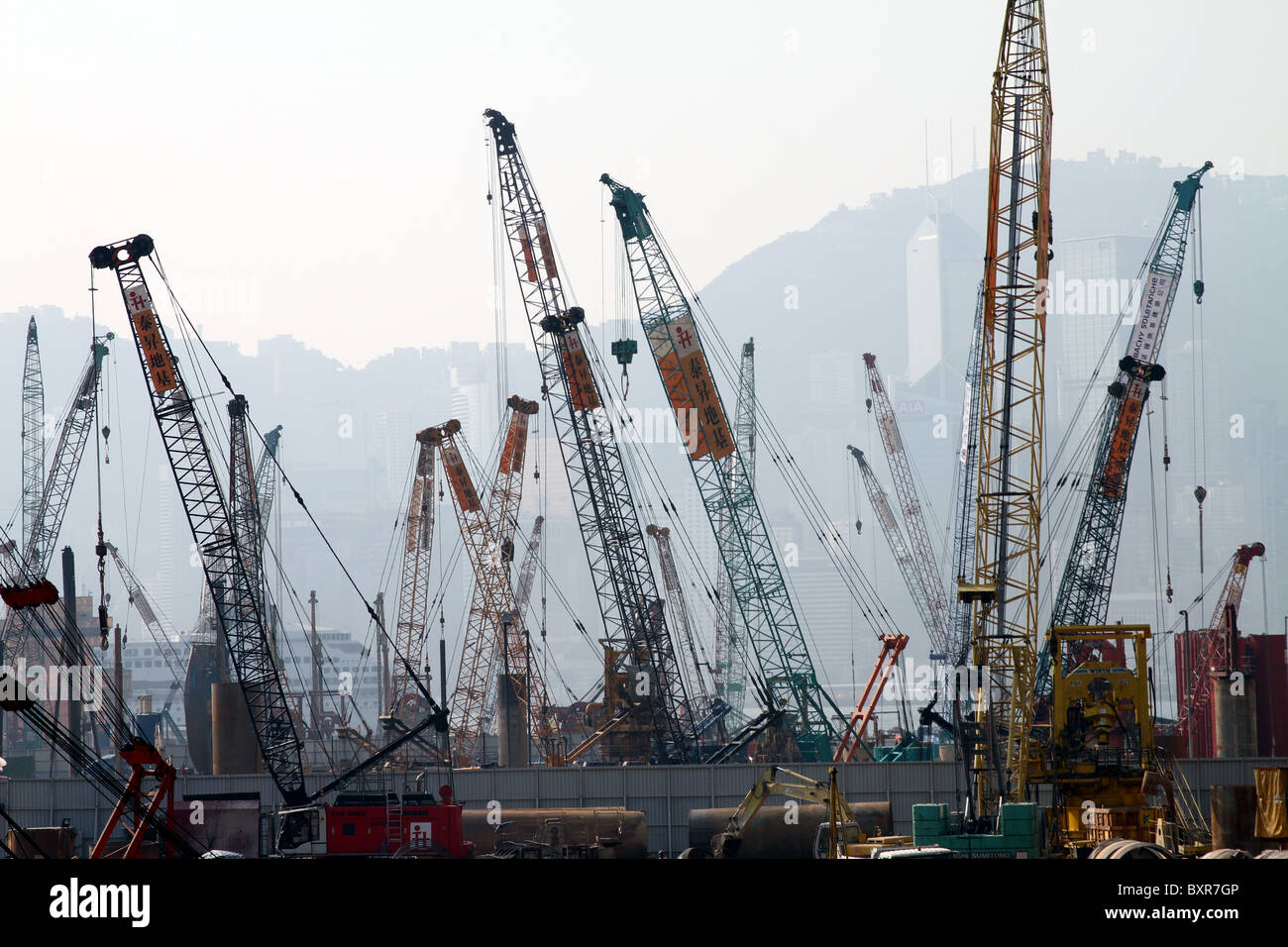 Kraniche auf einem Bau- und Gelände in Kowloon in Hong Kong, China Stockfoto