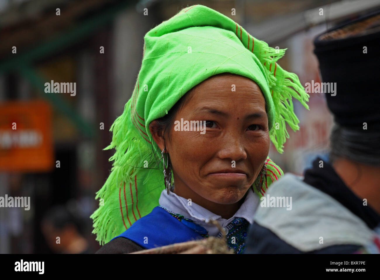 Blume Hmong ethnische Minderheit / Hügel Stamm weiblich in Sapa, Nordvietnam Stockfoto