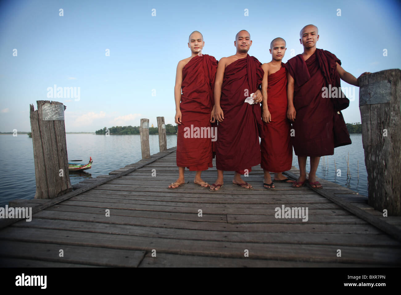 Mönche überqueren das Teakholz U Bein Brücke, umfasst die Taugthaman See in Amarapura in der Nähe von Mandalay in Myanmar. (Burma) Stockfoto