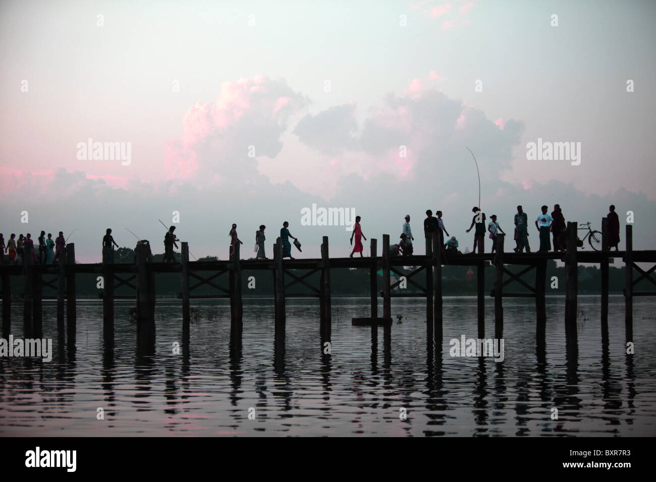 Alltag auf die Teak U Bein Brücke, die Taugthaman See in Amarapura in der Nähe von Mandalay in Myanmar (Burma) umfasst. Stockfoto