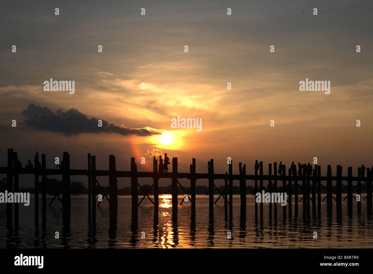 Mönche, die Überquerung der U Bein Teak zu überbrücken, die erstreckt sich über Taugthaman See in Amarapura in der Nähe von Mandalay in Myanmar (Burma) Stockfoto