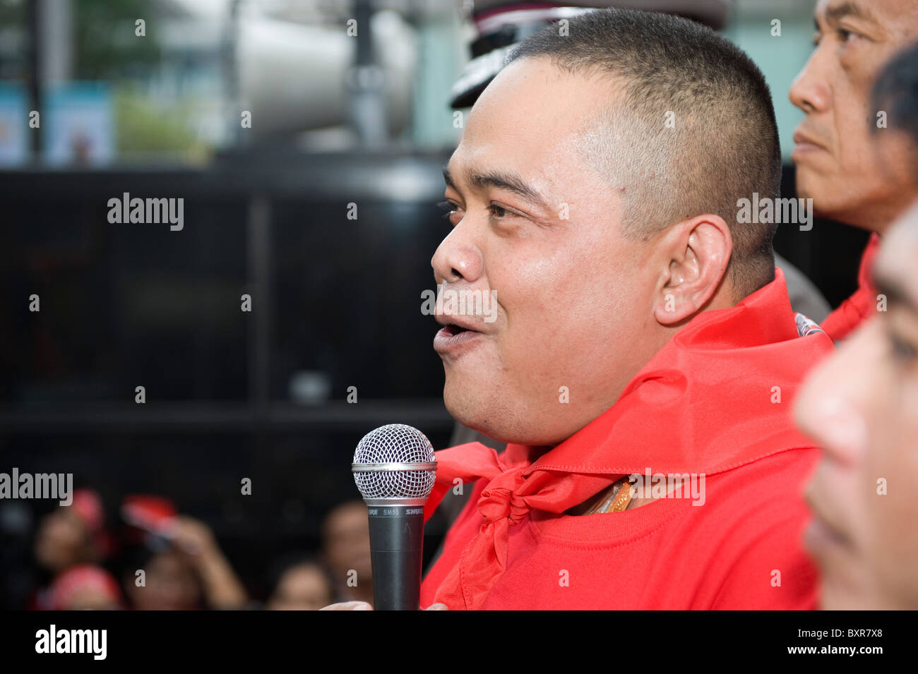 Jatuporn Prompan eine Thai Opposition MP im Gespräch mit Hunderten von roten Hemd Anti-Regierungs-Demonstranten bei einer Kundgebung in Bangkok. Stockfoto