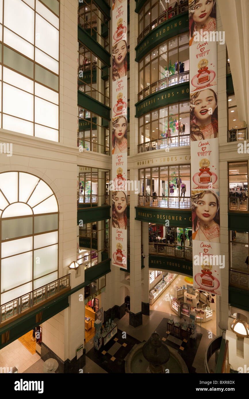 Innenraum des Atriums in Macys Shop Abteilung, früher Marshall Field's, State Street, Chicago, Illinois, USA Stockfoto