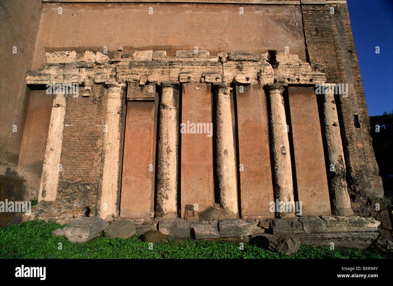 Italien, Rom, Kirche San Nicola in Carcere mit den römischen Säulen des Tempels Spes al Foro Olitorio Stockfoto