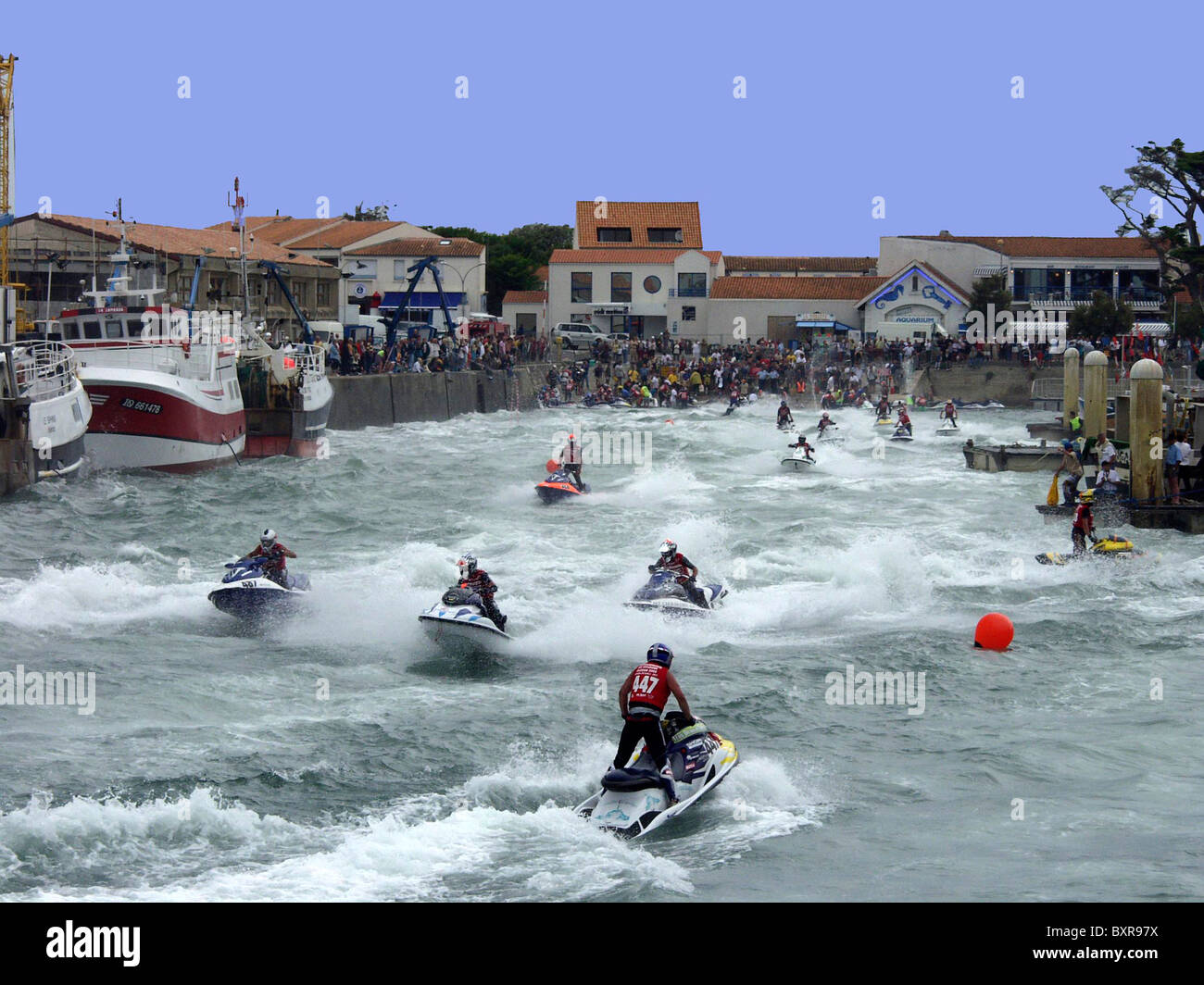 Jet Ski-Rennen im Hafen von La Cotiniere auf der Ile d'Oleron, Südwest-Frankreich Stockfoto